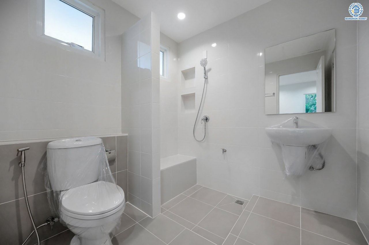 บ้านมือสองตกแต่งใหม่ โครงการ ชัยพฤกษ์ บางบัวทอง จากแบรนด์ LH หลังใหญ่กว่า 62.6 ตร.ว. ฟังก์ชัน 3 ห้องนอน 2 ห้องน้ำ จอดรถได้ 2 คัน พร้อม Facilities ครบครัน บนทำเลเดินทางสะดวก ติดถนนบางกรวย-ไทรน้อย ใกล้เซ็นทรัลเวสต์เกต และรถไฟฟ้าสายสีม่วง "สถานีบางพลู"...